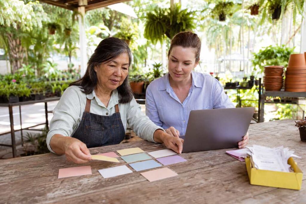 Accountant Fort Lauderdale maintaining a practical rolling cash-flow forecast with a small-business owner